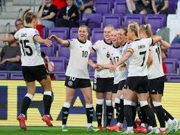 冰球比赛开始仅2秒，双方爆发5v5团战乱斗#体育 冰球比赛开始仅2秒，双方爆发5v5团战乱斗#体育