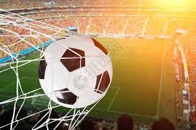 打破小贝纪录，布鲁日前锋福布斯是欧冠对巴萨传射最年轻球员